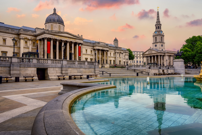 Trafalgar Square con la Galería Nacional (Londres) . Foto facilitada por The Knowledge Academy. Boris Stroujko  Shutterstock.