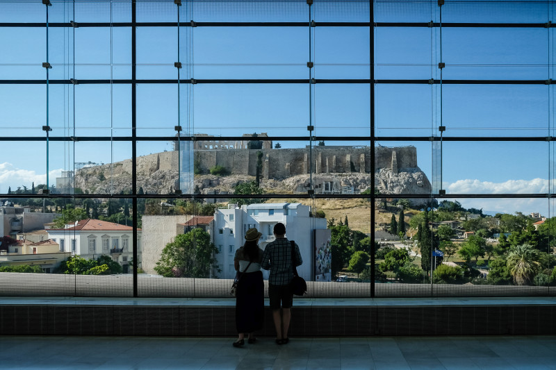 Acrópolis a través de la ventana del Museo de la Acrópolis (Atenas).  Foto facilitada por The Knowledge Academy.  jpbarcelos  Shutterstock.