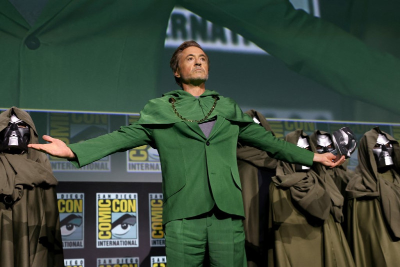 Robert Downey Jr habla en el escenario durante el panel de Marvel Studios en el Hall H de la SDCC en San Diego, California, el 27 de julio de 2024