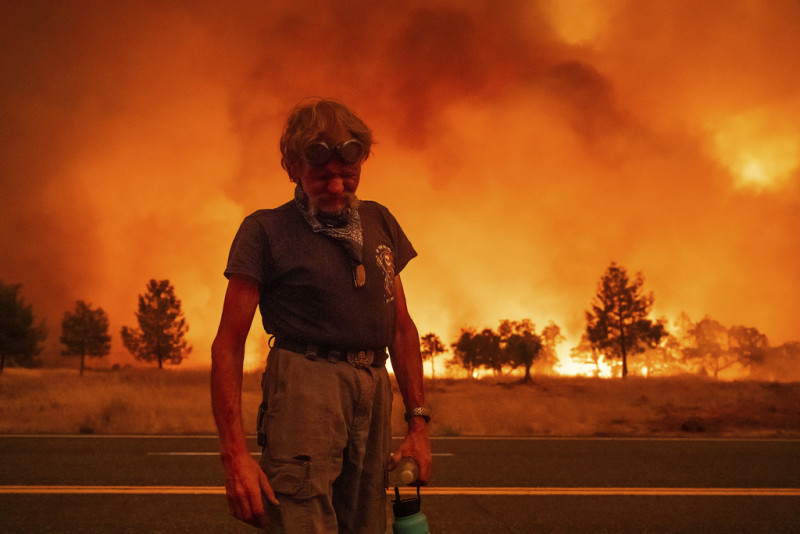 Grant Douglas hace una pausa mientras evacúa por el incendio de Park en la Autopista 36 cerca de Paynes Creek en el condado Tehama, California, el viernes 26 de julio de 2024