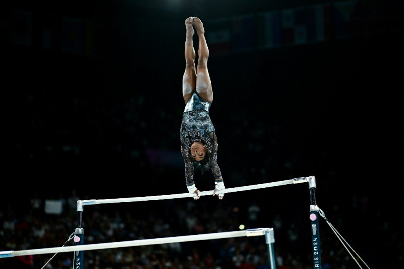 Simone Biles compite en la prueba de barras asimétricas de la clasificación femenina de gimnasia artística durante los Juegos Olímpicos de París 2024 en el Bercy Arena de París, el 28 de julio de 2024