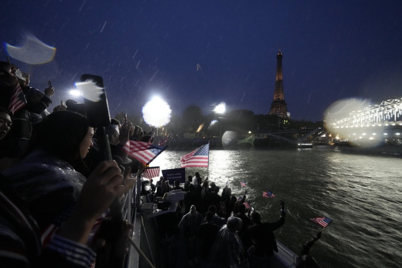Integrantes del equipo de Estados Unidos navegan el río Sena durante la ceremonia de apertura de los Juegos Olímpicos de París, el viernes 26 de julio de 2024