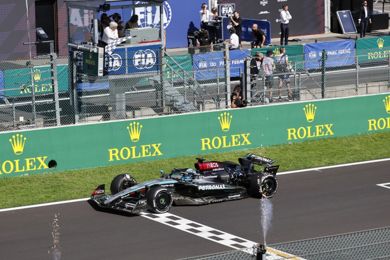 El piloto británico de Mercedes George Russell cruza la meta primero en el Gran Premio de Bélgica.