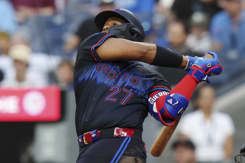 El dominicano Vladimir Guerrero Jr. de los Azulejos de Toronto batea un jonrón en la tercera entrada ante los Rays de Tampa Bay.