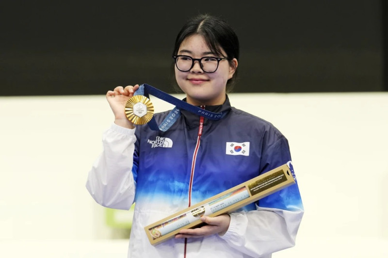 La surcoreana Oh Ye-Jin posa con su medalla de oro tras ganar la final de pistola de aire desde 10 metros en los Juegos Olímpicos de París.