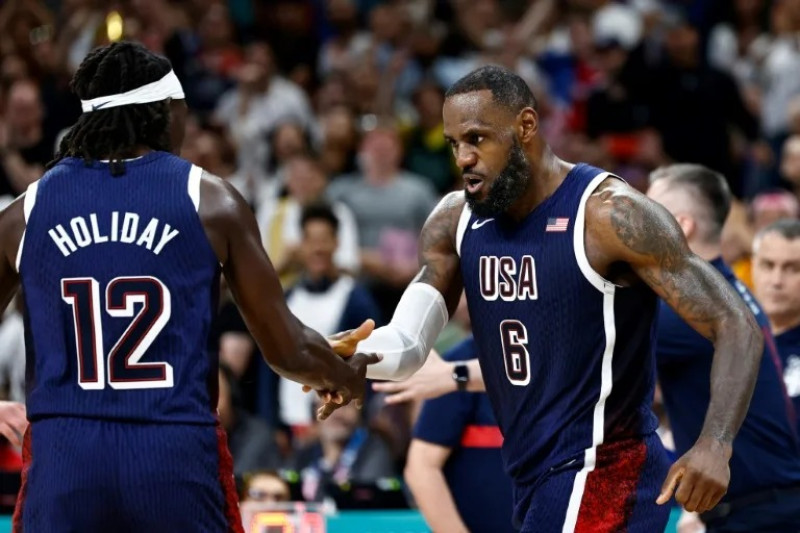 Jrue Holiday y LeBron James celebran una canasta de Estados Unidos, este domingo 28 de julio en Lille ante Serbia, en el torneo olímpico de básquet.