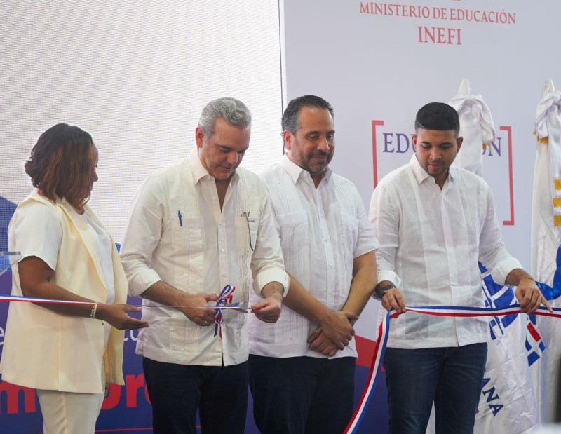 El presidente Luis Abinader corta la cinta para dejar inaugurado el techado de la Escuela Salomé Ureña, en Capotillo.