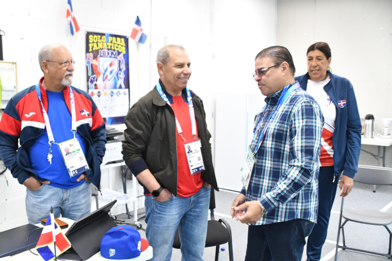 El ministro de deportes Francisco Camacho junto al presidente del COD, Garibaly Bautista en su visita a la Villa Olímpica.