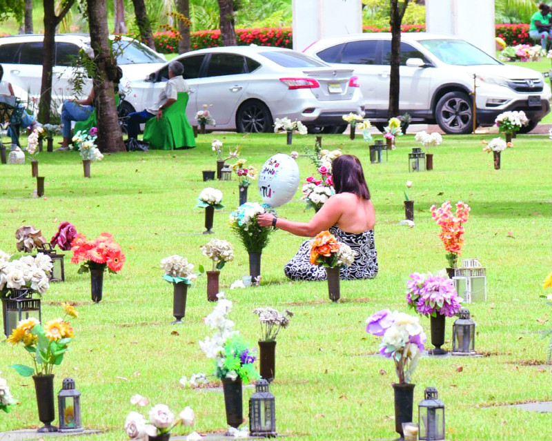 El Día de los Padres en el camposanto, recordando a los que fallecieron.