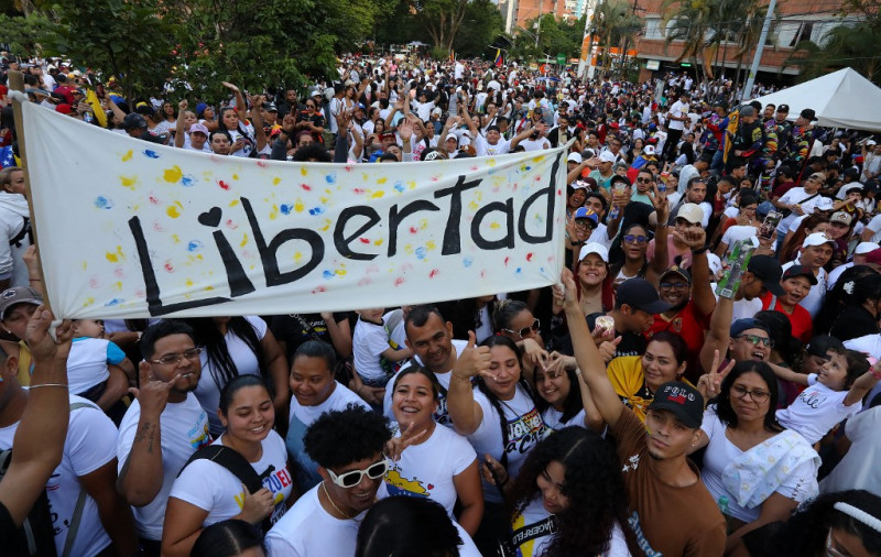 Venezolanos residentes en Colombia se reúnen frente al consulado de Venezuela en Medellín, Colombia, mientras esperan los resultados oficiales de las elecciones presidenciales de su país el 28 de julio de 2024.