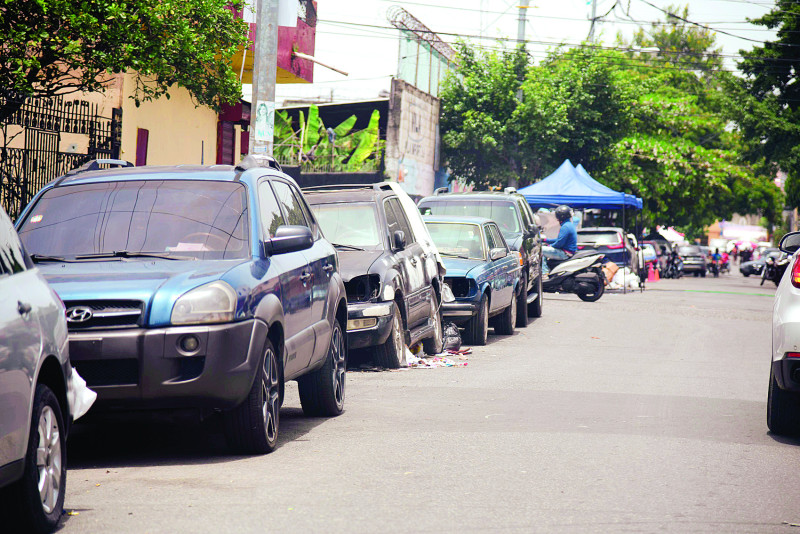 Las vías de distintos sectores del Gran Santo Domingo están ocupadas por vehículos abandonados que se convierten en obstáculos para el tránsito.