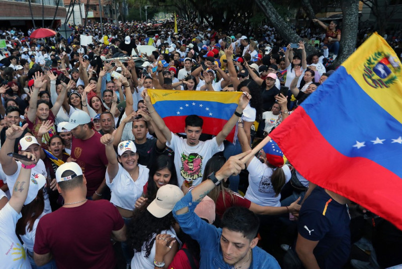 Venezolanos residentes en Colombia se reúnen frente al consulado de Venezuela en Medellín, Colombia, mientras esperan los resultados oficiales de las elecciones presidenciales de su país el 28 de julio de 2024.