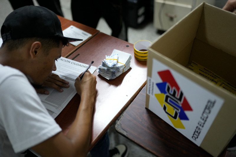 Un trabajador electoral durante el conteo tras el cierre de urnas en las elecciones presidenciales ayer en Caracas.