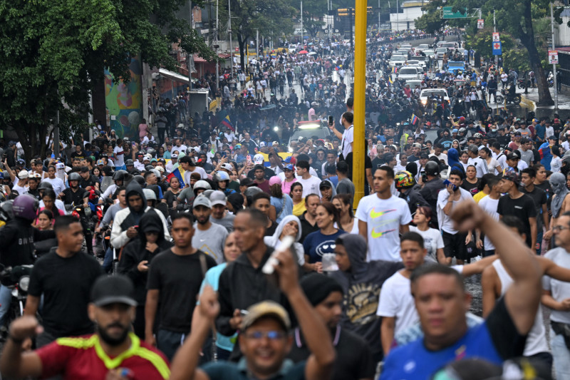 Opositores al gobierno del presidente venezolano Nicolás Maduro en las calles en protesta