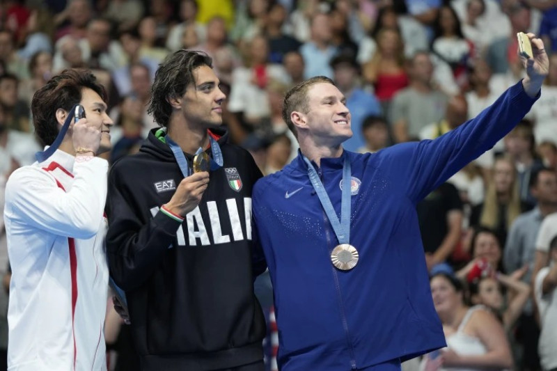 El medallista de oro, Thomas Ceccon junto al medallista de plata Xu Jiayu y el medallista de bronce, Ryan Murphy.