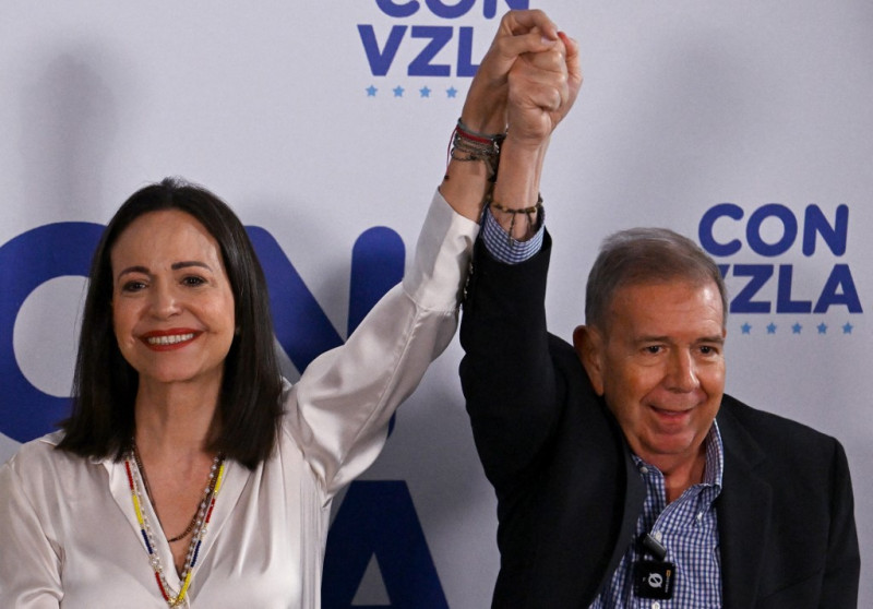 María Corina Machado se da la mano con el candidato presidencial opositor Edmundo González Urrutia en Caracas el 29 de julio de 2024, un día después de las elecciones presidenciales venezolanas