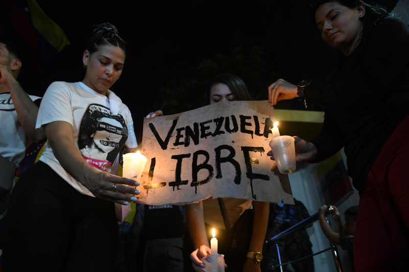 Venezolanos durante el encendido de velas