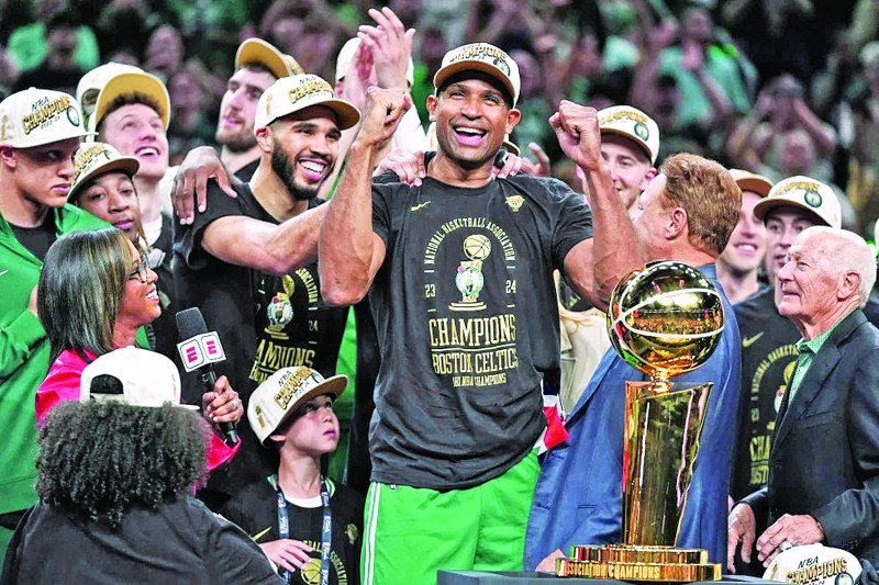 Al Horford, en foto de archivo, celebra luego de la victoria de los Celtics de Boston que les aseguró el título de la NBA.