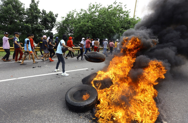 Grupos de manifestantes incendiaron neumáticos en calles de Venezuela.