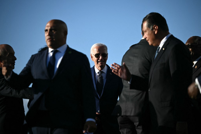 El presidente estadounidense Joe Biden (centro) es visto a su llegada ayer a la Base de Reserva Conjunta de Ellington Field en Houston, Texas.