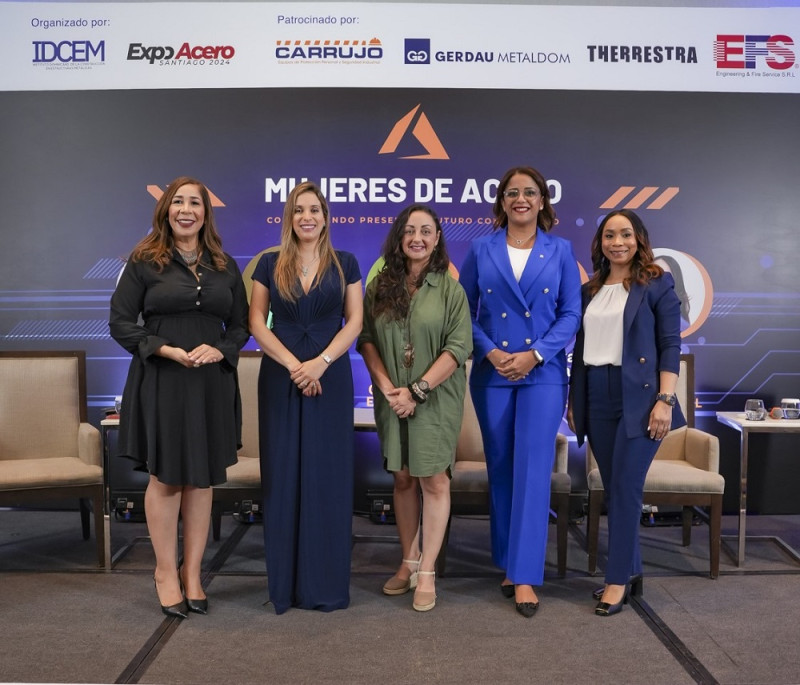 risbel Medina, Annerys Meléndez, María Isabel Serrano,  Yanawalka Roa Sena y Nicauris García.