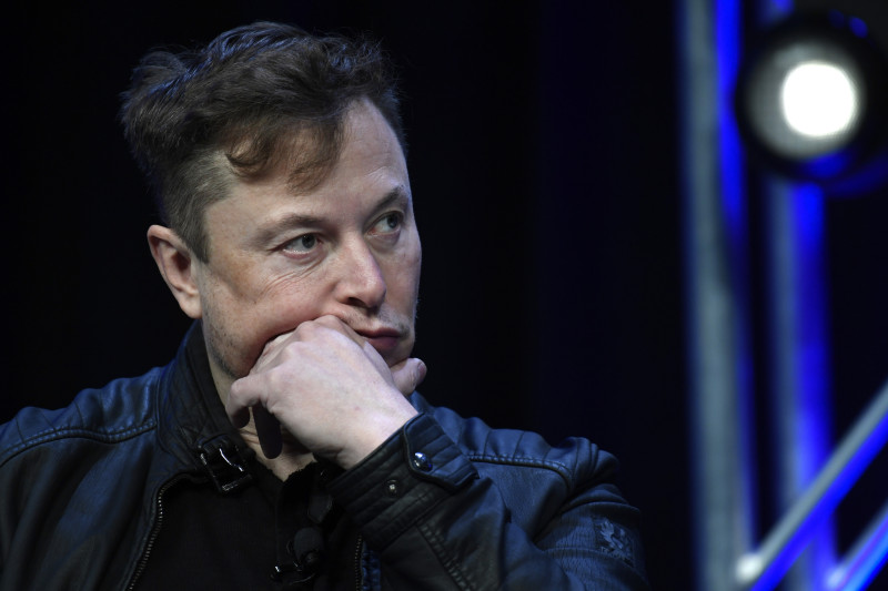 El director general de Tesla y SpaceX, Elon Musk, escucha una pregunta durante un evento en Washington, el 9 de marzo de 2020.