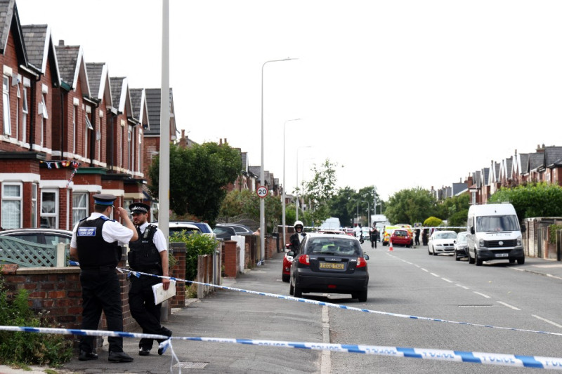 Agentes de policía hacen guardia tras un cordón en Hart Street en Southport