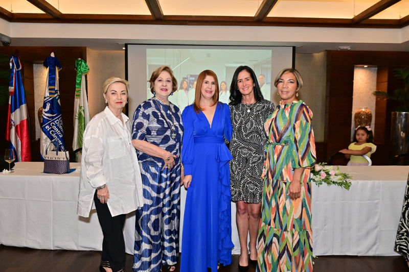 Susan Meyer, Roxana Dargam, Bernadette Sánchez, Julia Guerra y Rossy Báez.