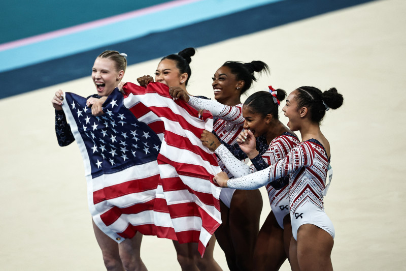 El equipo de Estados Unidos celebra después de ganar la final