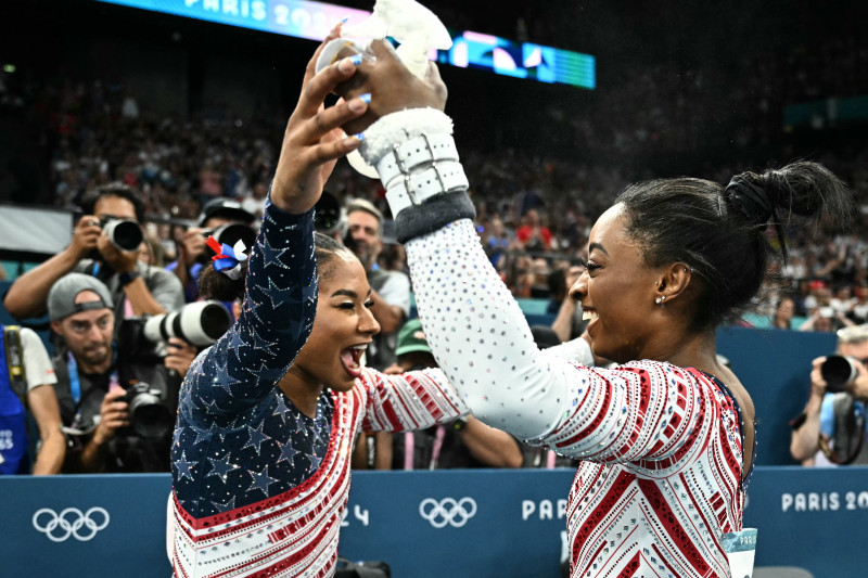 La estadounidense Simone Biles (derecha) celebra con la estadounidense Jordan Chiles