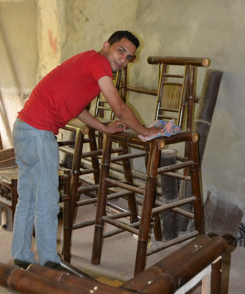 El joven Kelvin Hernández en el taller de bambú del Complejo Ecoturístico Río Blanco.