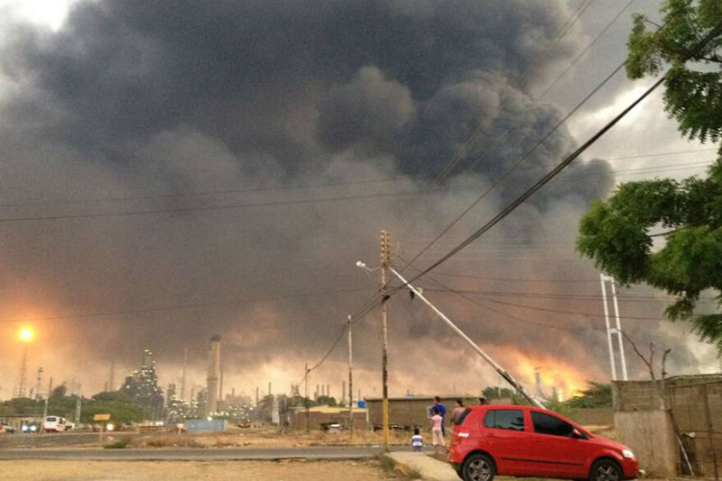 Un ataque terrorista explotó la mayor refinería de Venezuela, en Amuay, en agosto de 2012, dejando más de 50 muertos.