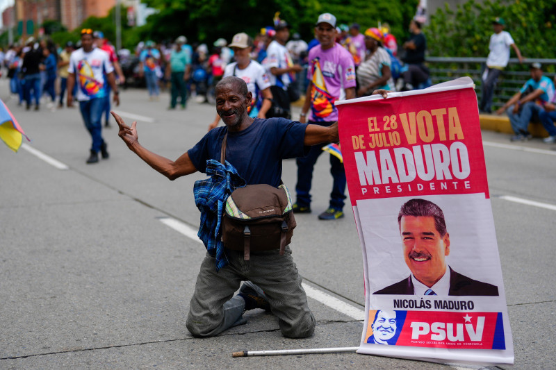 Un partidario del gobierno se arrodilla ayer durante una manifestación en defensa de la disputada reelección del presidente Nicolás Maduro en Caracas.