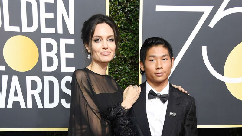 La actriz y directora Angelina Jolie (L) y Pax Thien Jolie-Pitt asisten a la 75ª Anual de los Golden Globe Awards en el Beverly Hilton Hotel el 7 de enero de 2018, en Beverly Hills, California.