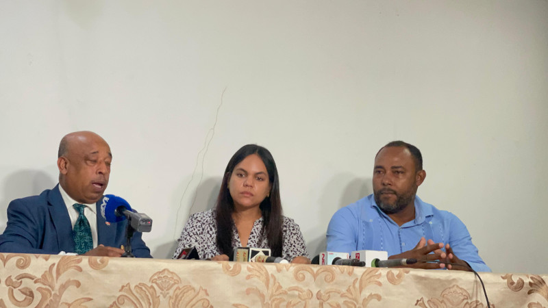 Fotografía muestra rueda de prensa de familiares de Ana Iris Román Martínez, desaparecida.