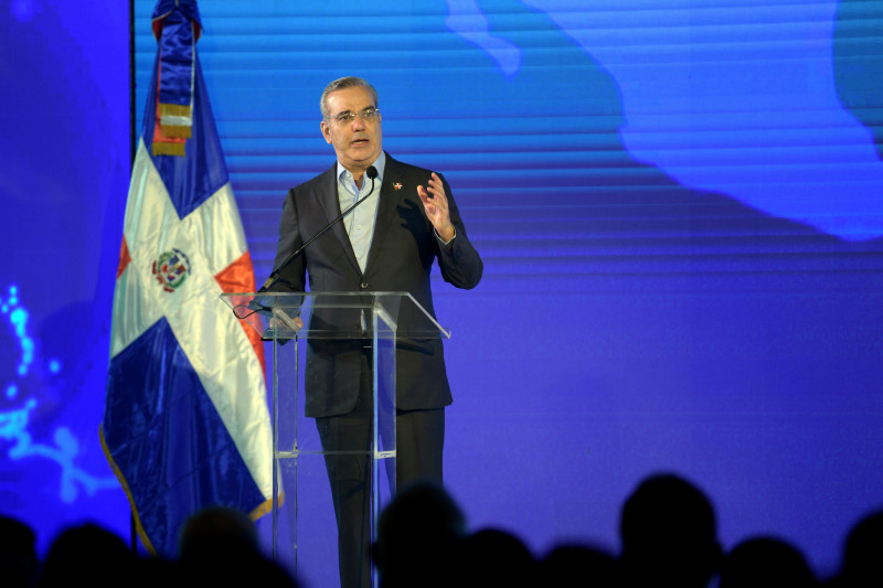 El presidente Luis Abinader habla este miércoles en una actividad sobre los avances que han posicionado al país como un centro logístico de la región.