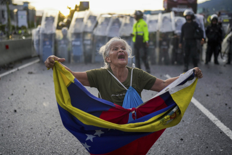 Consuelo Márquez sostiene una bandera venezolana