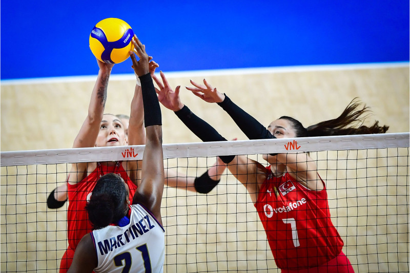 Brayelin Martínez, de la República Dominicana, logra un potente remate ante Turquía en el pasado mes de junio en el Campeonato de la Liga de Naciones.