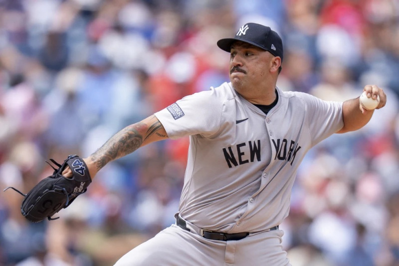 El cubano Néstor Cortés, abridor de los Yankees de Nueva York, hace un lanzamiento en el juego ante los Filis de Filadelfia.