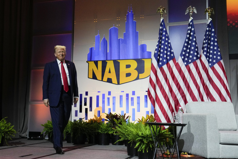 El candidato presidencial republicano, Donald Trump, sube al escenario en la convención de la Asociación Nacional de Periodistas Negros, el miércoles 31 de julio de 2024, en Chicago