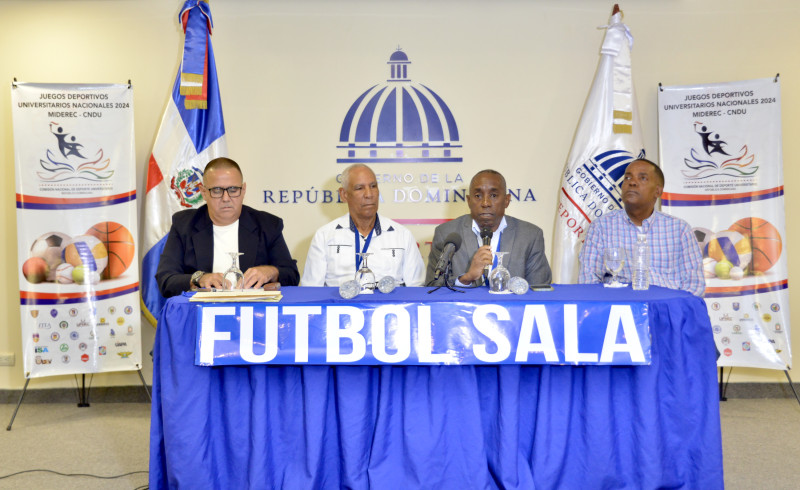 Roque García ofrece detalles del Torneo Nacional de Fútsal Universitario, acompañado de Rafael Pérez Jiménez, Carlos Ramírez y Robert Alcántara.