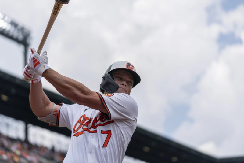 Jackson Holliday, de los Orioles de Baltimore, se prepara para su turno al bate ante los Azulejos de Toronto.