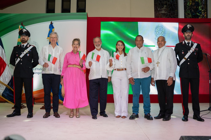 Gabriele Ratta, Roberto Casoni,Ginnette Bournigal, S. E. Stefano Queirolo, Claritza Rochtte, Diómedes Roque García, Julio César Corniel Amaro y Ippazio Pasquale Martella