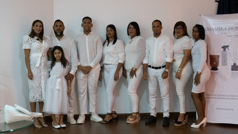 Daniela Pimentel junto a familiares y colaboradores