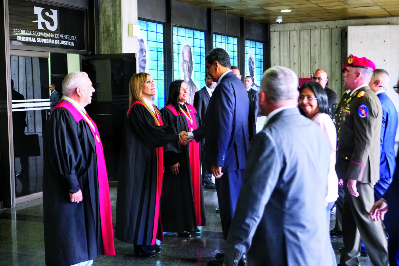 El presidente venezolano Nicolás Maduro estrecha la mano de los magistrados de la Corte Suprema a su llegada a la Corte en Caracas, Venezuela, el miércoles 31 de julio de 2024, tres días después de su controvertida reelección. (AP Foto/Fernando Vergara)