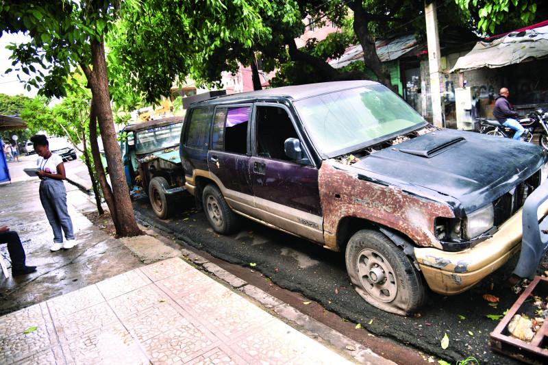 Muchos autos abandonados ocupan espacios públicos y se convierten en focos de contaminación.