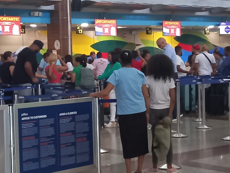 Fotografía muestra pasajeros que van con destino a Venezuela en el Aeropuerto Internacional de las Américas.