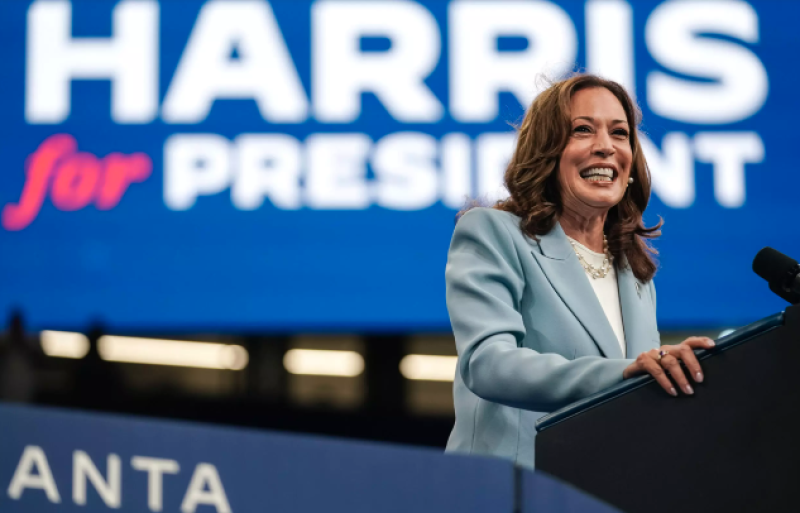 La vicepresidenta Kamala Harris sonríe durante un mitin electoral demócrata el 30 de julio de 2024 en Atlanta (EEUU).