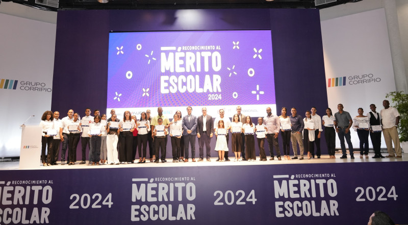 Niños reconocidos Corvi junto a Miguel José Barceló y Horacio Guzmán