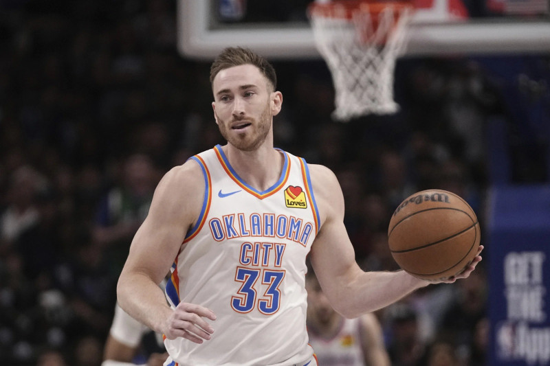 Gordon Hayward, del Thunder de Oklahoma City, conduce el balón en el tercer partido de la serie de playoffs ante los Mavericks de Dallas.